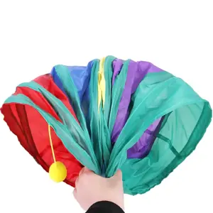Túnel para gatos con marco de acero y bola colgante amarillo, mostrando tela multicolor con paneles en rojo, verde, azul, morado y amarillo.