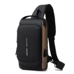 Mochila antirrobo negra con detalles en marrón, cierre reforzado y diseño compacto para transporte seguro de equipos electrónicos.