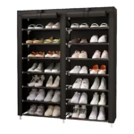 Zapatero vertical negro con 10 niveles y doble columna, mostrando variedad de calzado organizado.