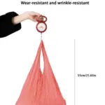 Bolsa de malla reutilizable color coral expandida, colgada de una báscula roja. Muestra capacidad de 7 kg y longitud de 55 cm.