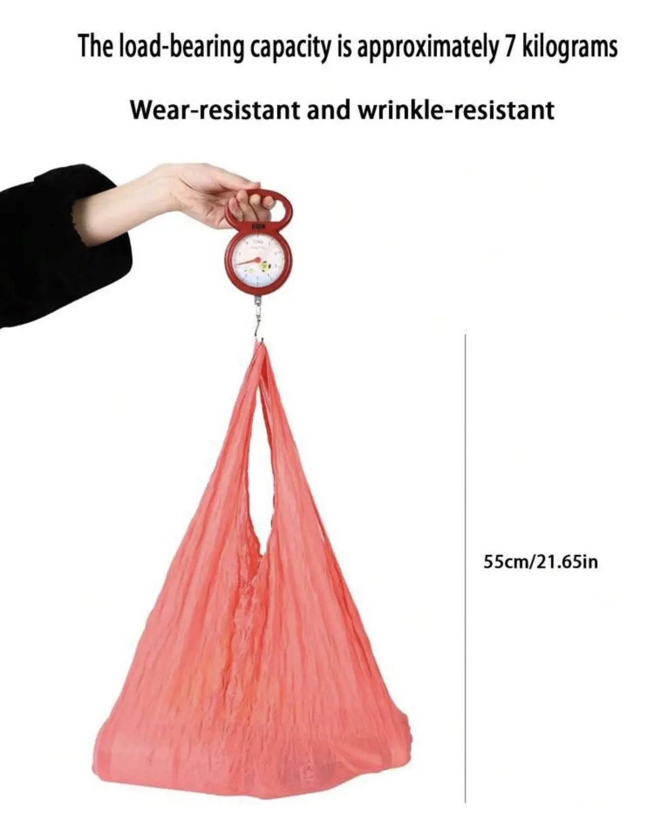 Bolsa de malla reutilizable color coral expandida, colgada de una báscula roja. Muestra capacidad de 7 kg y longitud de 55 cm.