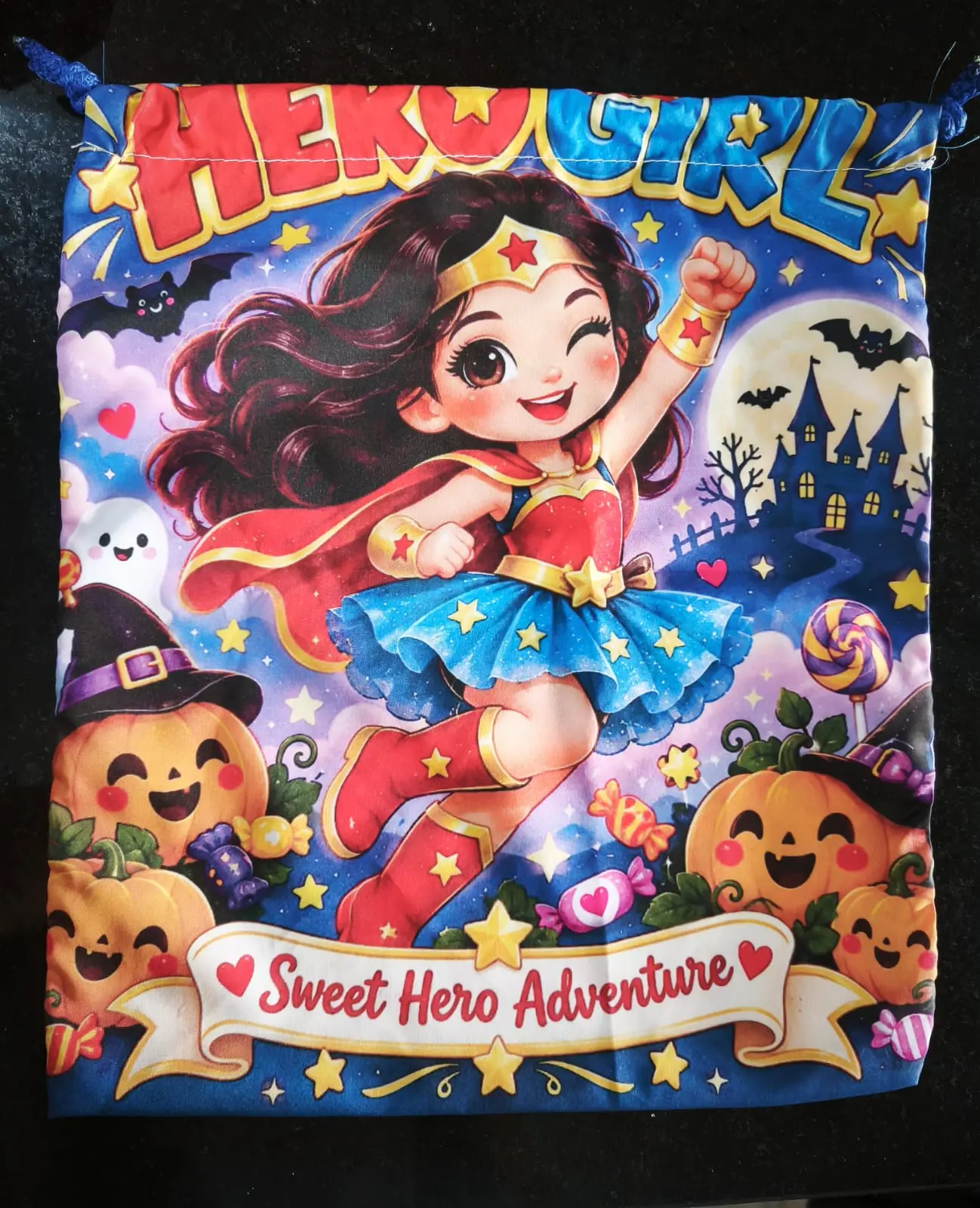 Bolsa de tela azul con cordón para Halloween infantil, diseño frontal de superheroína chibi, calabazas y caramelos, estilo colorido y brillante