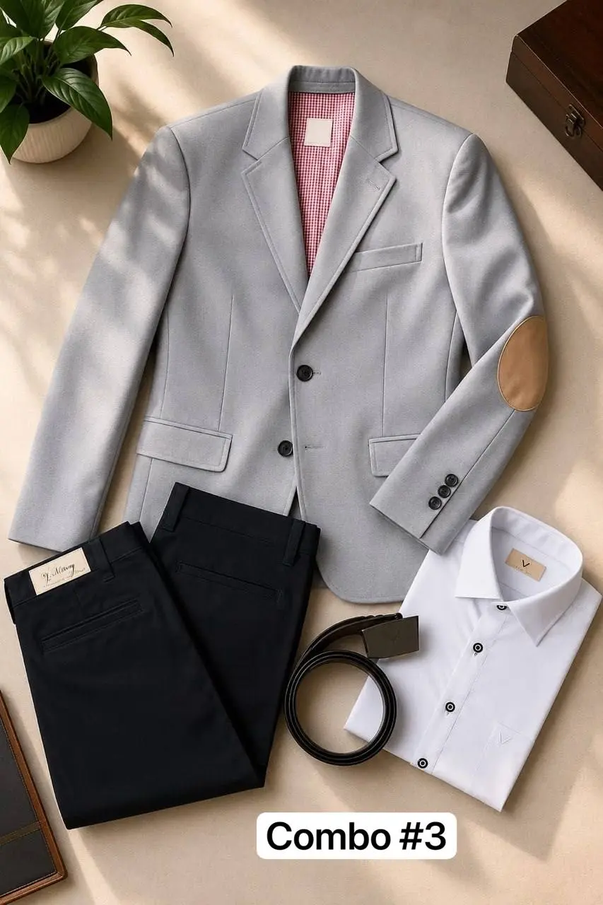 Traje formal infantil gris claro con coderas camel, camisa blanca, pantalón negro y correa sobre fondo beige.