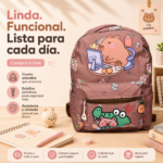 Morral infantil de poliéster en tono marrón con estampado de capibara, bolsillo frontal con zíper, diseño escolar resistente y cómodo.