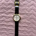 Reloj Orient de cuarzo con doble calendario y pulso de cocodrilo - Eleva tu presencia ejecutiva con precisión absoluta - Imagen 3