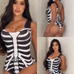 Body ajustado negro con estampado de esqueleto blanco para mujer, en tres tomas: frontal, posterior y de cuerpo entero contra una pared clara.