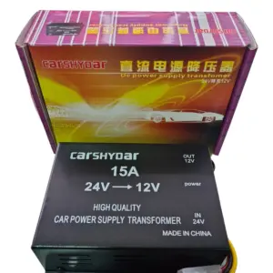 Transformador de voltaje negro CARSHYDAR 24V a 12V y 15A con su caja de empaque colorida y cables de conexión expuestos.