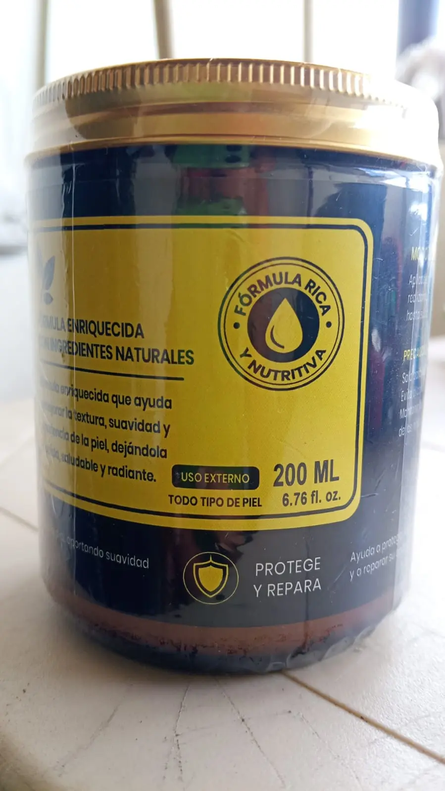 Envase de crema facial Sempre Bela de 200 ml con tapa dorada y etiqueta amarilla que destaca su fórmula rica y nutritiva para todo tipo de piel.