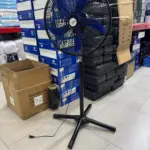Ventilador de pedestal Mega Flow de 18 pulgadas con estructura negra, base de tres patas y aspas de color azul.