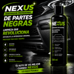 Botella negra de 250 ml de renovador de partes para autos Nexus sobre superficie brillante junto a la parrilla frontal de un vehículo.