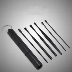 Kit de limpieza de oídos negro con estuche cilíndrico para llavero y seis herramientas con puntas y formas variadas para remover la cera.