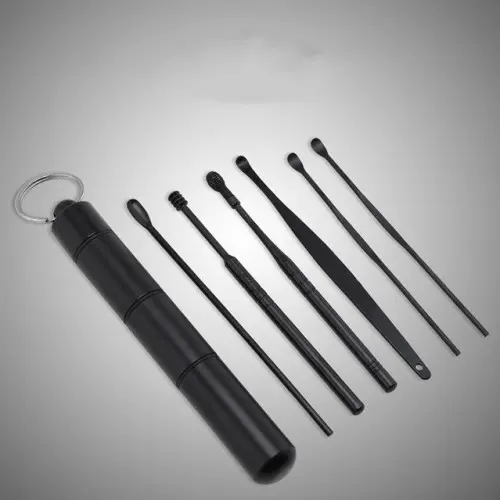 Kit de limpieza de oídos negro con estuche cilíndrico para llavero y seis herramientas con puntas y formas variadas para remover la cera.