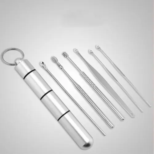 Kit de limpieza de oídos metálico plateado con estuche cilíndrico tipo llavero y seis herramientas de acero de distintas puntas y formas.
