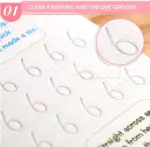 Detalle de cuaderno de práctica con surcos en relieve para trazar el número seis, mostrando la textura guía para caligrafía infantil.