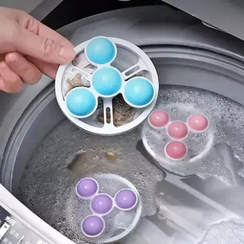Filtro flotante para lavadora con malla blanca y bolas azules, capturando pelusas y pelos en agua con espuma.