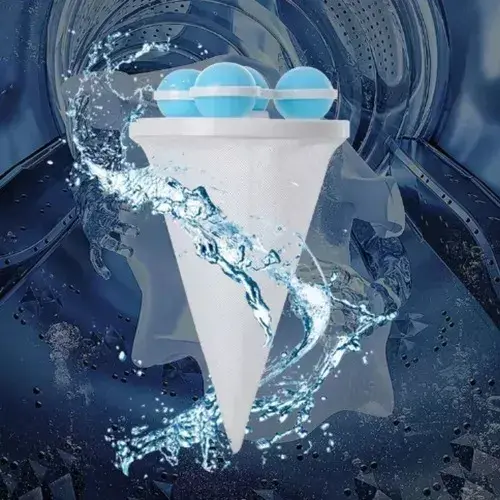 Filtro atrapa motas blanco con forma de cono y esferas azules, flotando en agua agitada dentro del tambor de una lavadora.