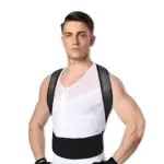 Modelo usando el corrector de postura Brace Strap