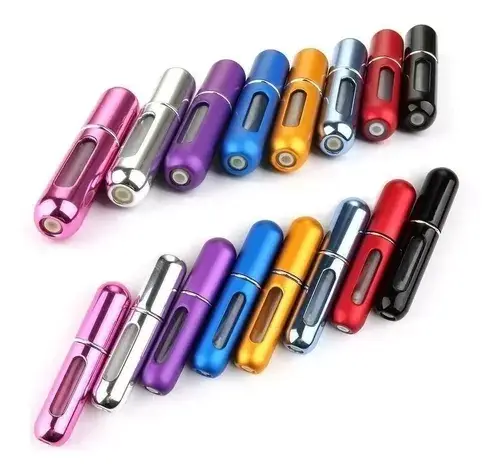 Mini atomizador de perfume portátil recargable en colores surtidos (fucsia, plateado, morado, azul, dorado, gris, rojo y negro) dispuestos en dos filas sobre fondo blanco.