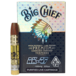 Cartucho de vapeo Big Chief AK-47 de 1000 mg con boquilla de madera junto a su caja azul con de un jefe nativo americano.