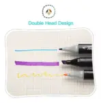 Tres marcadores de doble punta sobre papel cuadriculado, mostrando trazos en azul, morado y amarillo con puntas fina y biselada.