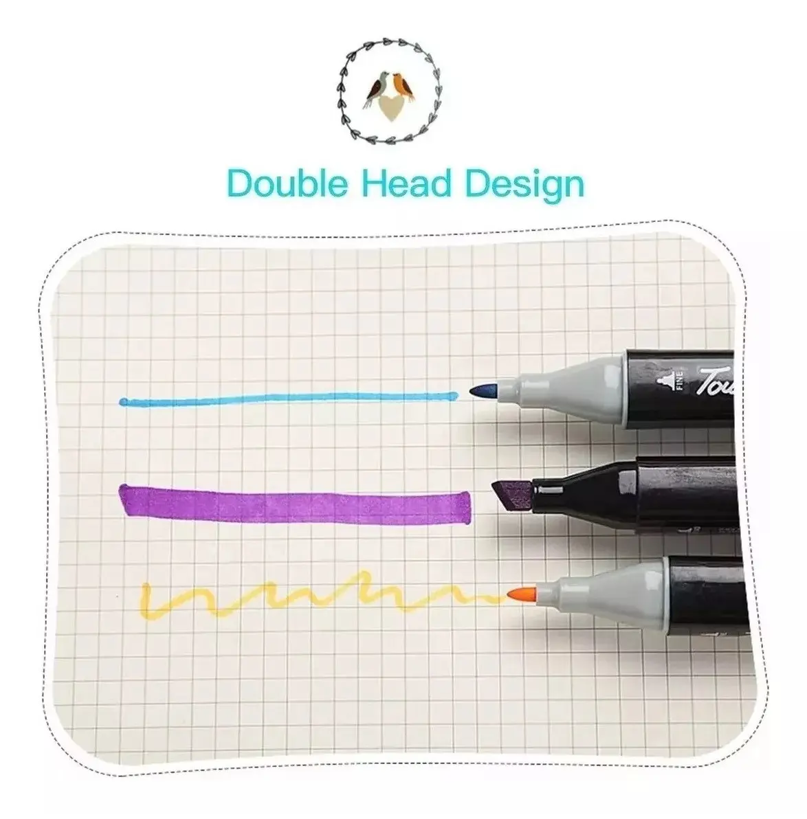 Tres marcadores de doble punta sobre papel cuadriculado, mostrando trazos en azul, morado y amarillo con puntas fina y biselada.