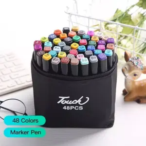 Estuche negro de tela con cierre que contiene un set de 48 marcadores de doble punta con tapas de colores variados sobre una mesa blanca.