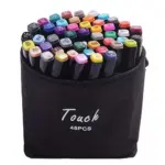 Cartuchera de tela negra con kit de 48 marcadores de doble punta a base de alcohol de colores variados dispuestos verticalmente.
