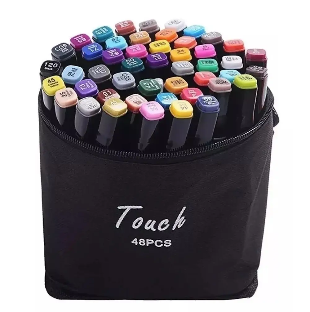 Cartuchera de tela negra con kit de 48 marcadores de doble punta a base de alcohol de colores variados dispuestos verticalmente.