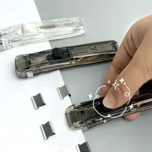 Grapadora dispensadora de clips reutilizables de plástico transparente con mano aplicando un clip sobre papel y recambios metálicos visibles.