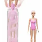 Muñeca Barbie Color Reveal de ballet: proceso de desempaque en agua rosada espumosa y la muñeca con traje de baño rosa.