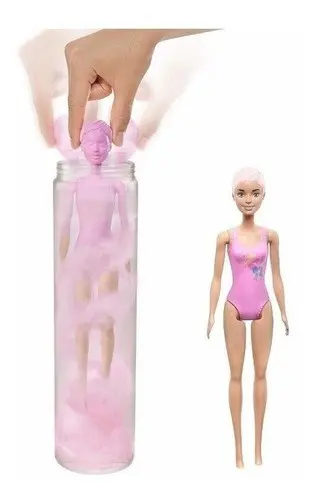 Muñeca Barbie Color Reveal de ballet: proceso de desempaque en agua rosada espumosa y la muñeca con traje de baño rosa.