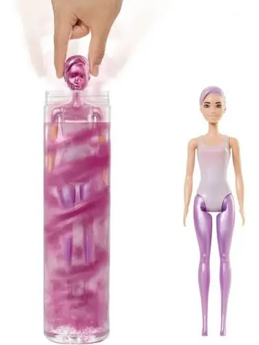 Muñeca Barbie Color Reveal de ballet sumergiéndose en tubo con agua rosa para revelar la figura con maillot lila y piernas metalizadas.