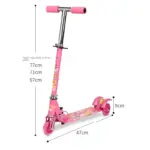 Scooter infantil rosa ajustable en tres alturas de 67 a 77 cm, con base decorada de 47 cm y dos ruedas traseras con freno.