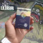 Empaque de destilado Big Chief variante Uzumaki de 1000mg y 0.35ml con terpenos botánicos, diseño blanco y azul, sostenido por una mano.