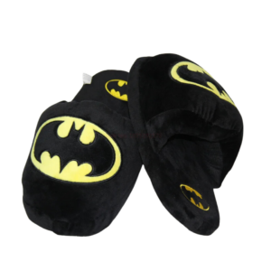 Pantuflas de peluche negras con el logo amarillo de Batman, mostradas en ángulo para resaltar su textura suave y diseño de superhéroe.