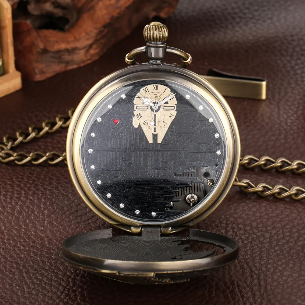 Reloj de bolsillo vintage con caja de música mecánica, diseño de Star Wars en tono bronce, abierto sobre cuero marrón con cadena dorada.