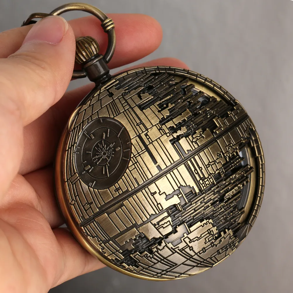 Reloj de bolsillo mecánico dorado envejecido con diseño en relieve de la Estrella de la Muerte y corona superior.