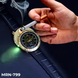 Reloj analógico Marine dorado con correa negra de cuero y encendedor eléctrico USB integrado encendiendo un cigarrillo.