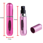 Mini atomizador de perfume portátil fucsia con visor de nivel, dimensiones de 81mm de alto por 17mm de diámetro, tapa retirada junto al envase base y pulverizador negro visible.