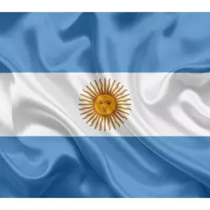Bandera de Argentina con franjas celeste y blanca y sol de mayo dorado, con textura de tela ondulada y brillante.