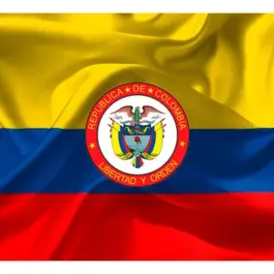 Bandera de Colombia con escudo nacional y textura de tela ondulada en colores amarillo, azul y rojo.