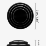 Amortiguador de impacto negro en forma piramidal de 4 niveles, visto desde arriba y de lado, con dimensiones de 3 cm de diámetro por 1 cm de altura.