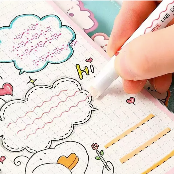 Mano usando marcador roller de punta doble color rosa para trazar ondas decorativas en cuaderno cuadriculado con dibujos kawaii.