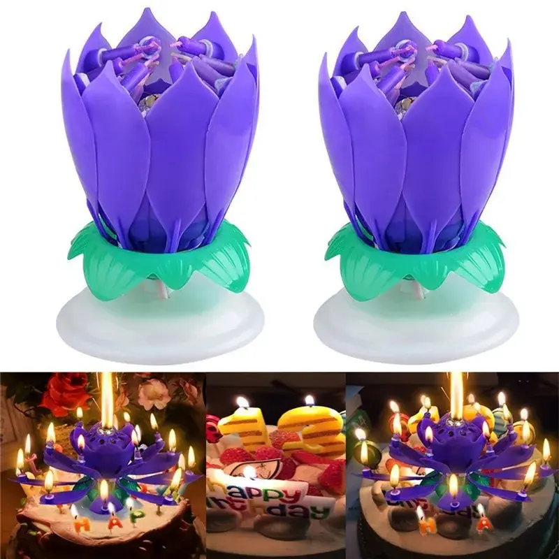 Vela de cumpleaños en forma de flor morada y verde con base blanca, desplegada y con velas encendidas sobre una tarta.