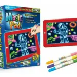 Pizarra infantil transparente con borde rojo, pantalla brillante con dibujo de astronauta y tres rotuladores de neón incluidos.