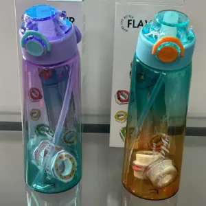 Dos botellas de agua saborizada translúcidas con sorbete y anillos aromáticos en sus cajas, una morada a turquesa y otra turquesa a ámbar.