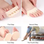 Guía de cuatro pasos para aplicar almohadillas beige de antepié en los dedos y su uso con calzado para aliviar la presión y la fatiga.