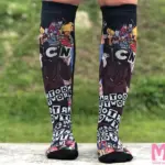 Medias de compresión altas negras con diseño estampado de personajes de Cartoon Network, usadas para estimular la circulación en las piernas.