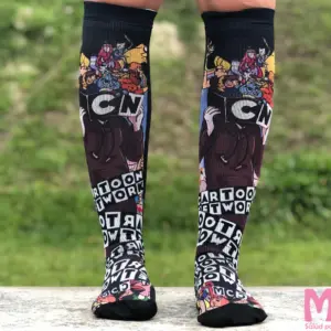 Medias de compresión altas negras con diseño estampado de personajes de Cartoon Network, usadas para estimular la circulación en las piernas.