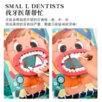 Juguete de madera didáctico para niños en forma de cara sonriente con boca abierta y dientes removibles para jugar a ser dentista utilizando pinzas blancas.